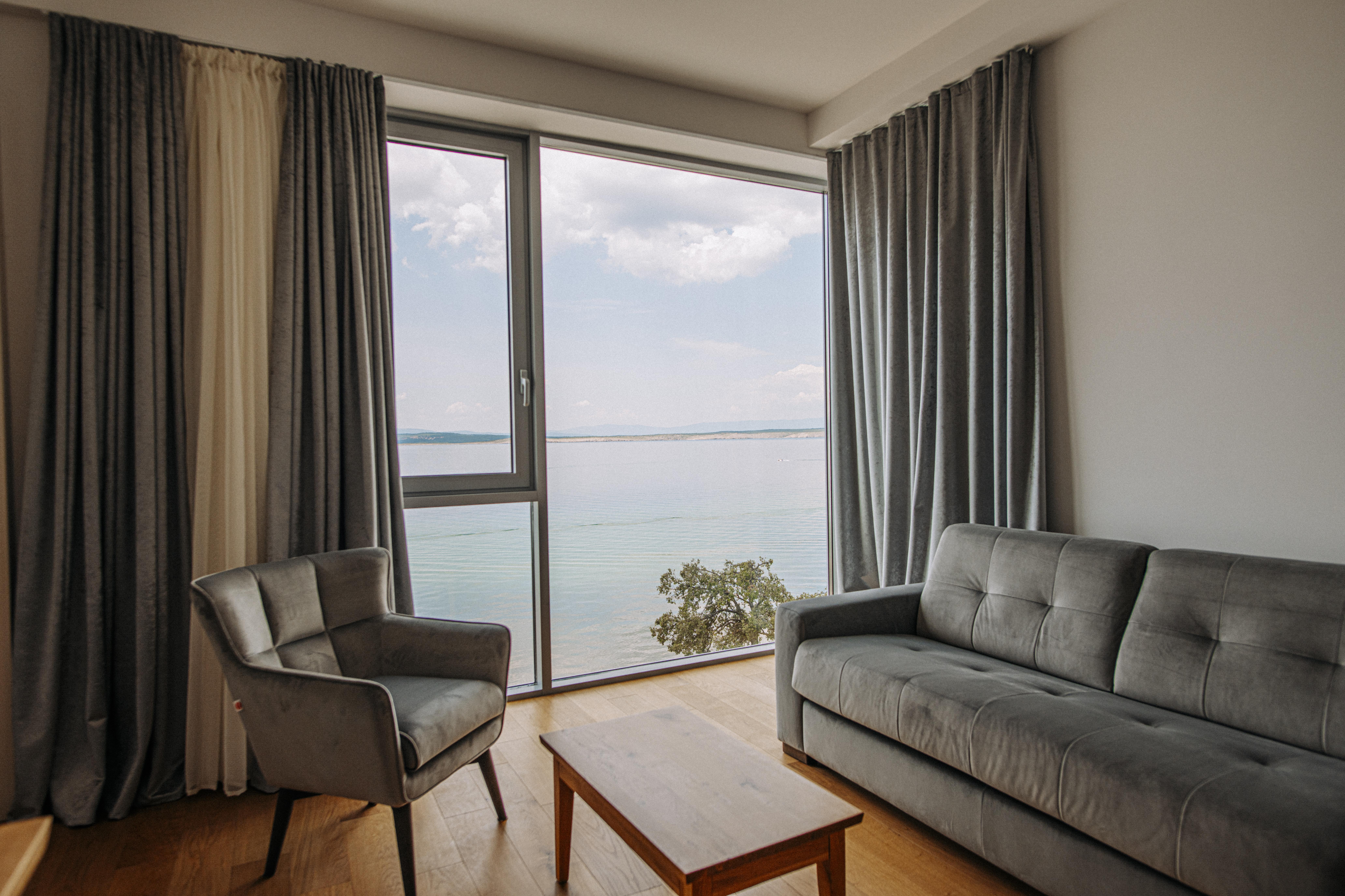 Hotel Miramare ซริกเวนิซา ภายนอก รูปภาพ A living room with curtains