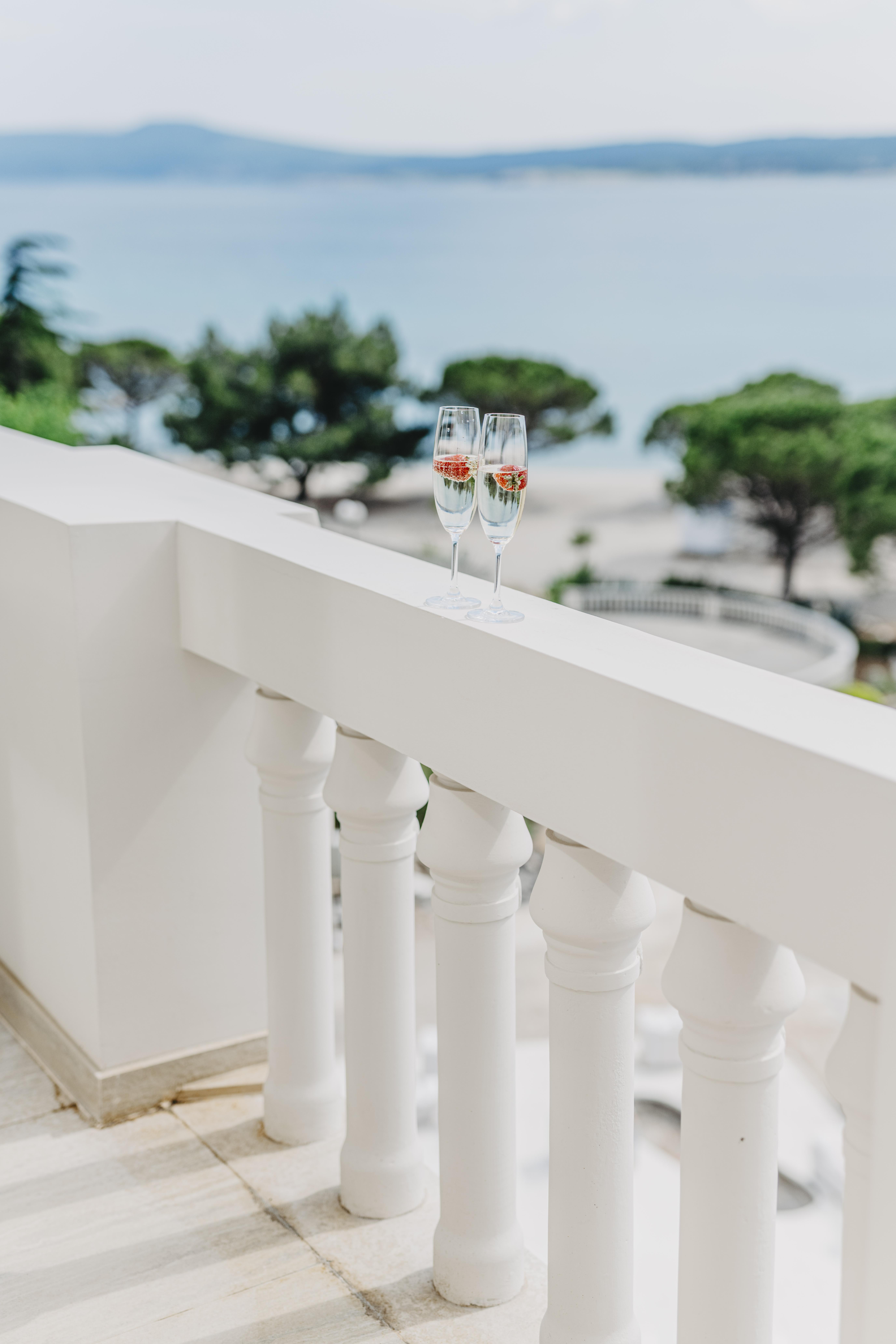 Hotel Miramare ซริกเวนิซา ภายนอก รูปภาพ A glass of champagne