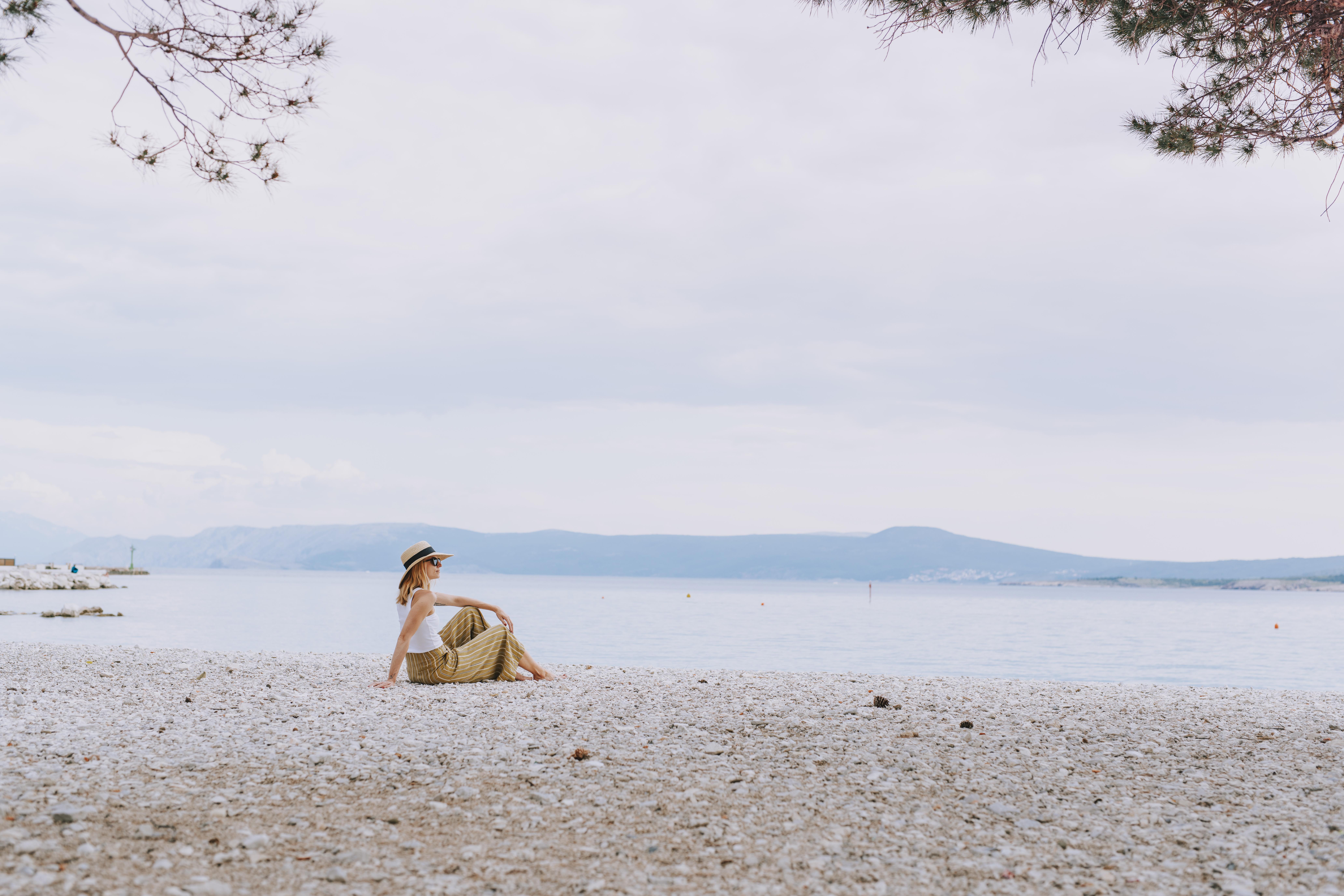 Hotel Miramare ซริกเวนิซา ภายนอก รูปภาพ A woman sitting on the beach