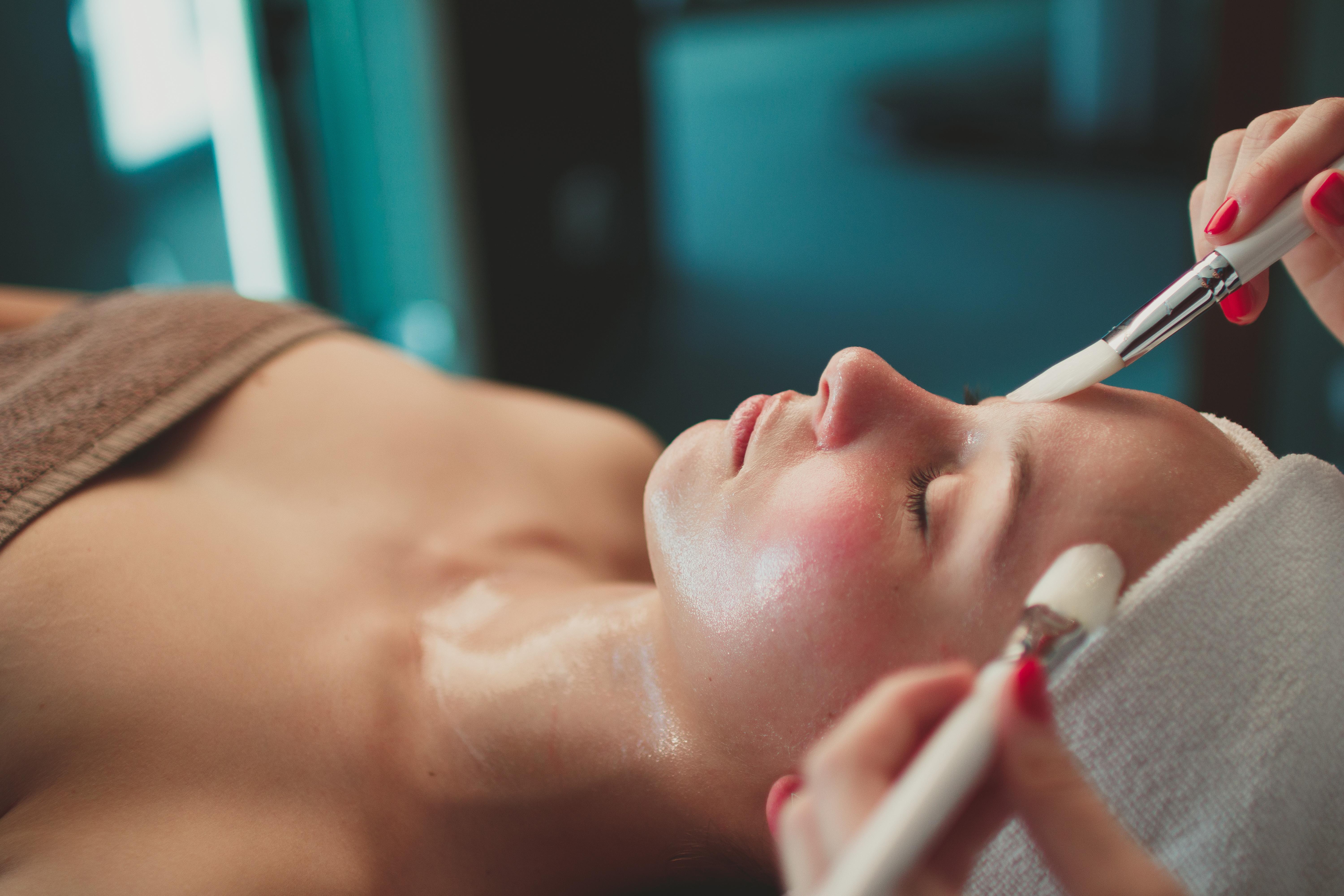 Hotel Miramare ซริกเวนิซา ภายนอก รูปภาพ A woman receiving a facial
