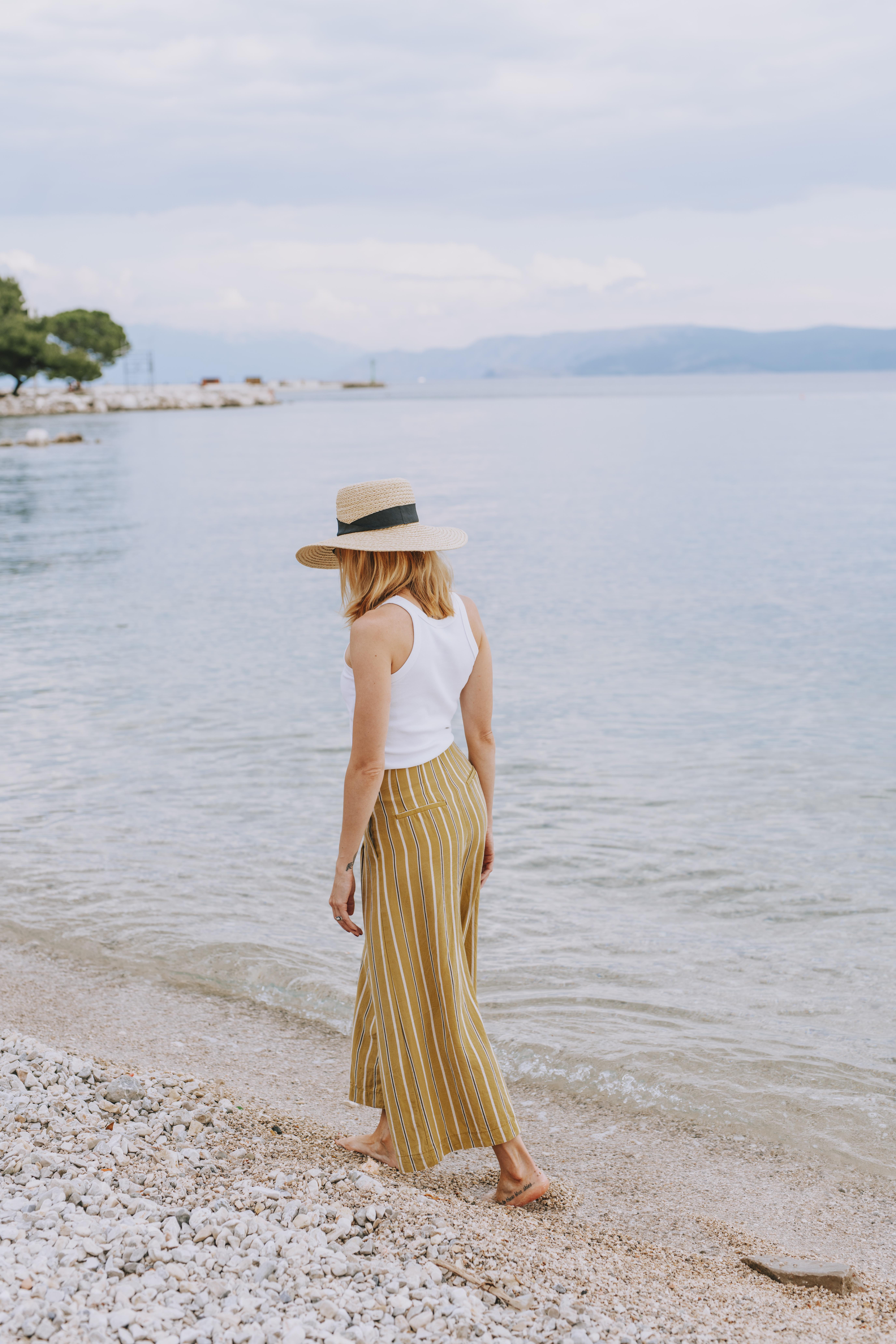 Hotel Miramare ซริกเวนิซา ภายนอก รูปภาพ A woman wearing a sun hat