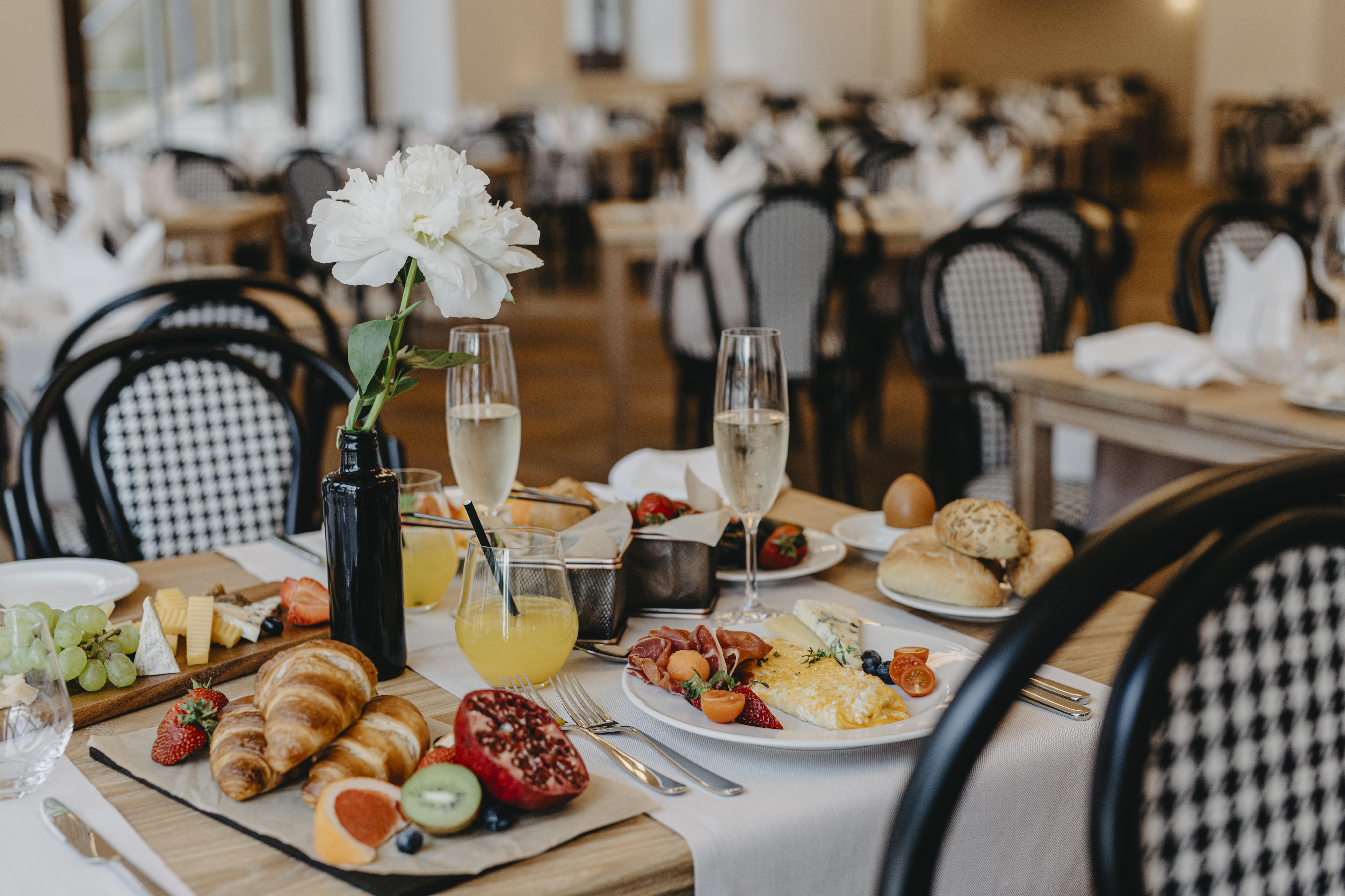 Hotel Miramare ซริกเวนิซา ภายนอก รูปภาพ Breakfast at the Hotel