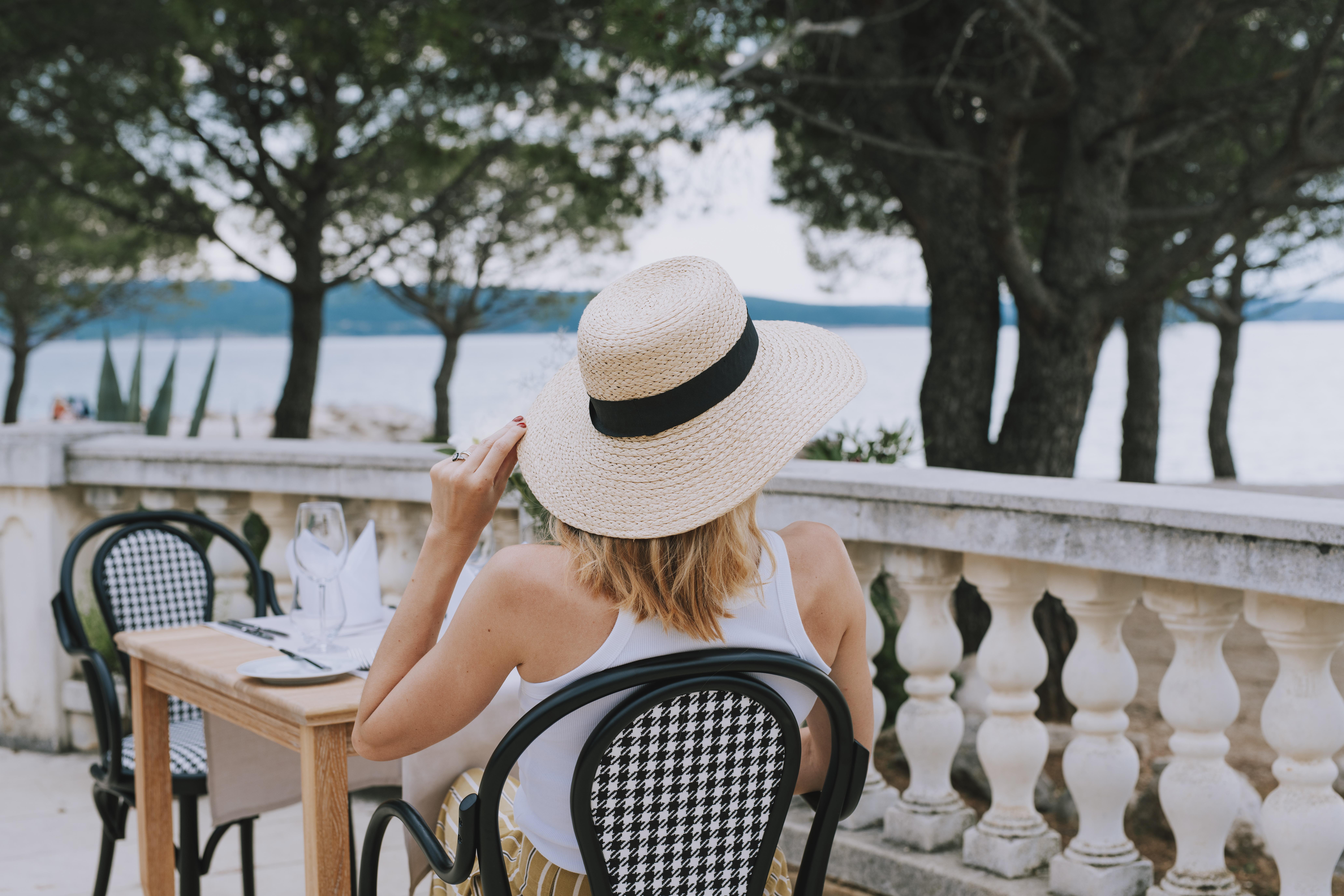 Hotel Miramare ซริกเวนิซา ภายนอก รูปภาพ A woman wearing a sun hat