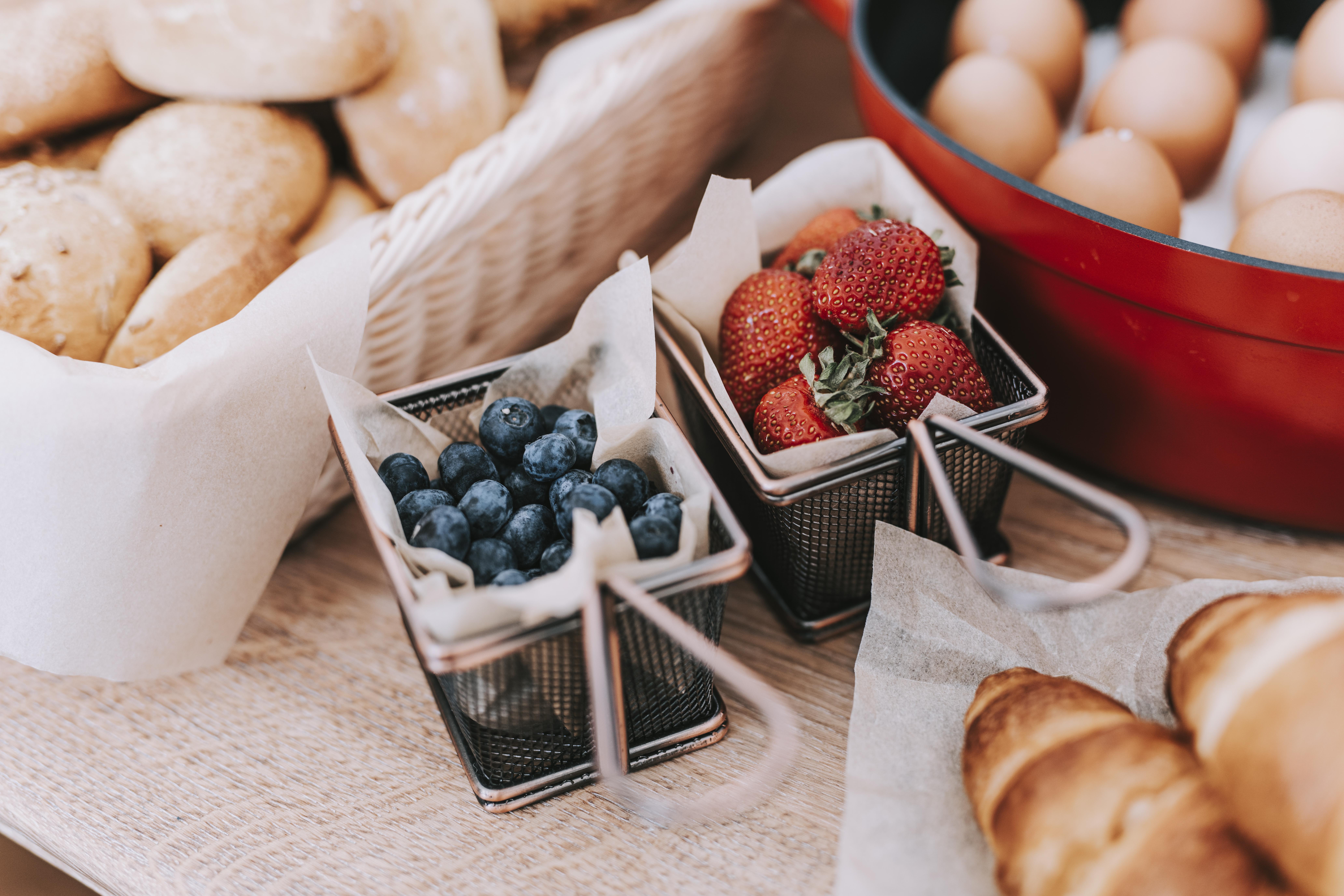 Hotel Miramare ซริกเวนิซา ภายนอก รูปภาพ Strawberries and blueberries in wire baskets