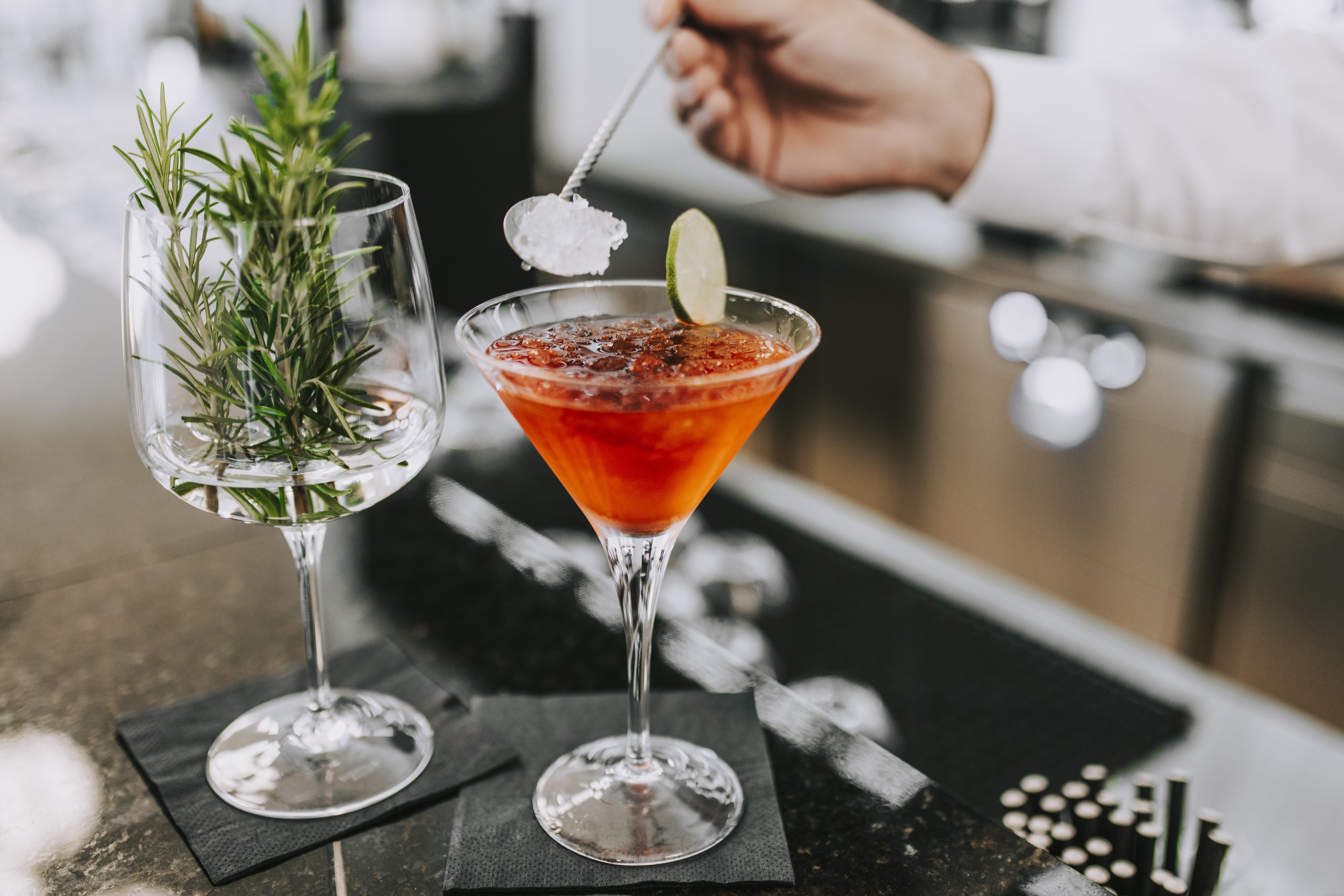 Hotel Miramare ซริกเวนิซา ภายนอก รูปภาพ A bartender adding a sugar cube to a cocktail